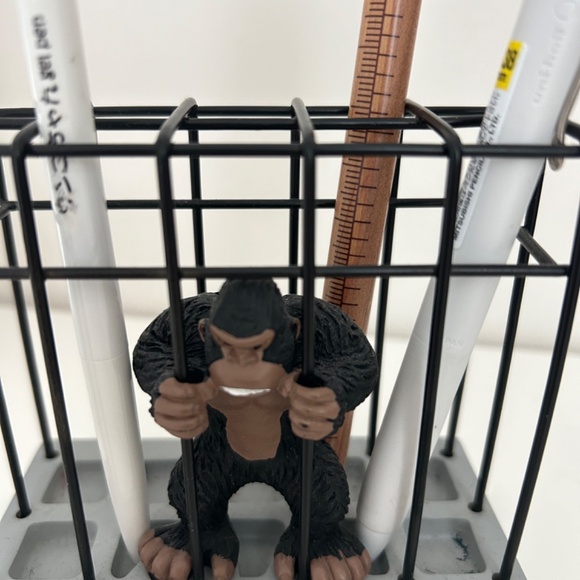 Gorilla pencil pen holder - Picture 2 of 4
